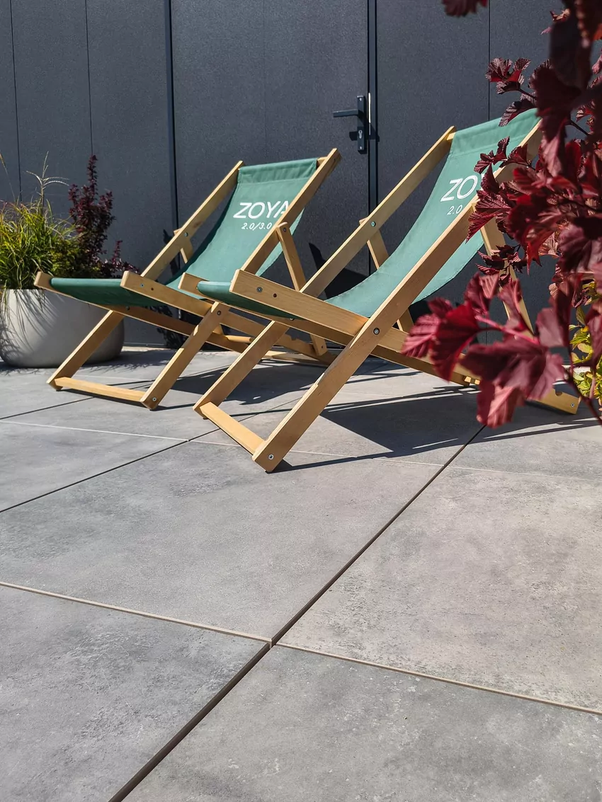 Taras wentylowany to system montażu, w którym płyty gresowe nie są trwale związane z podłożem, lecz opierają się na regulowanych wspornikach. System ten pozwala na łatwe przeprowadzenie instalacji w pustce pod płytami.