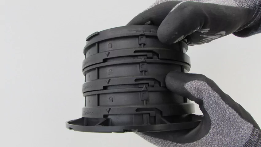 Taras wentylowany to system montażu, w którym płyty gresowe nie są trwale związane z podłożem, lecz opierają się na regulowanych wspornikach. System ten pozwala na łatwe przeprowadzenie instalacji w pustce pod płytami.