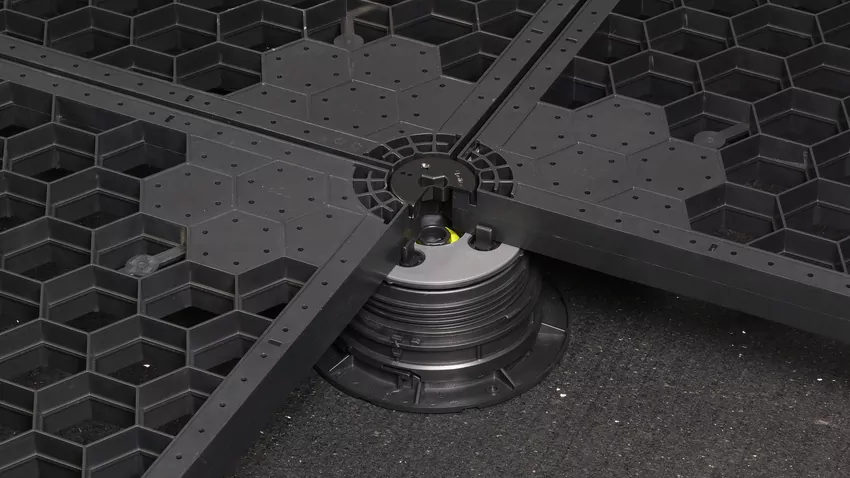 Taras wentylowany to system montażu, w którym płyty gresowe nie są trwale związane z podłożem, lecz opierają się na regulowanych wspornikach. System ten pozwala na łatwe przeprowadzenie instalacji w pustce pod płytami.