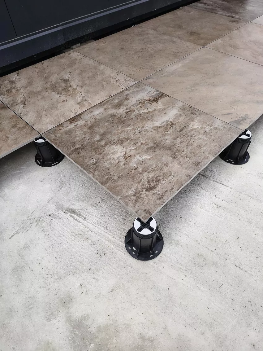 Taras wentylowany to system montażu, w którym płyty gresowe nie są trwale związane z podłożem, lecz opierają się na regulowanych wspornikach. System ten pozwala na łatwe przeprowadzenie instalacji w pustce pod płytami.