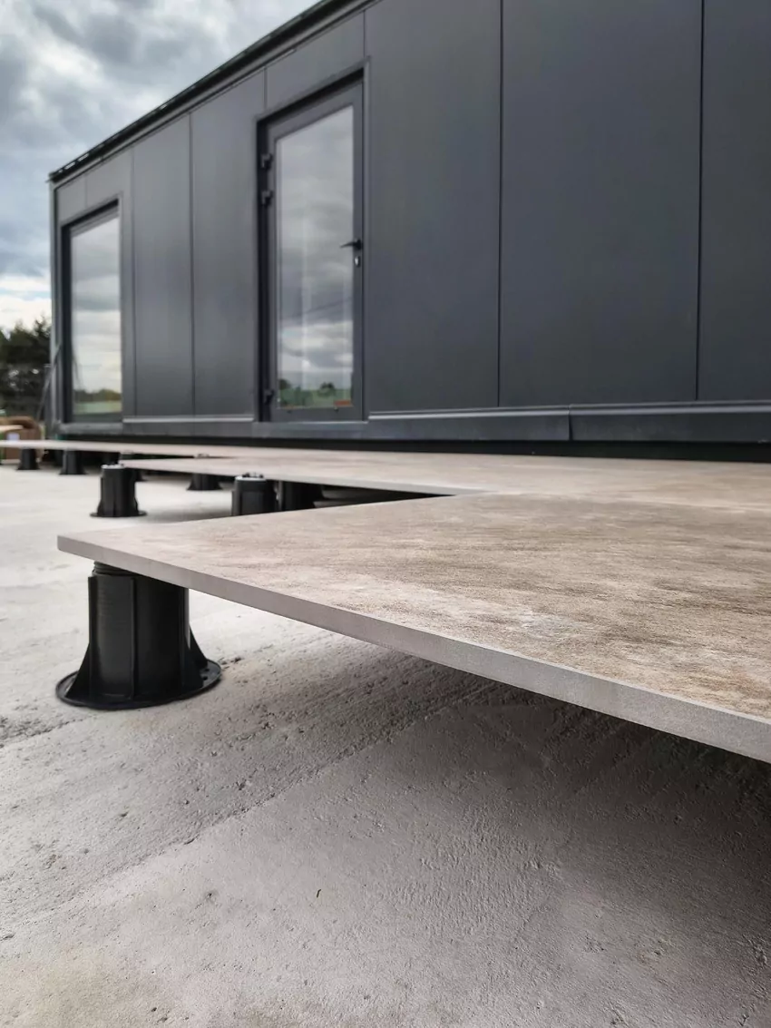 Taras wentylowany to system montażu, w którym płyty gresowe nie są trwale związane z podłożem, lecz opierają się na regulowanych wspornikach. System ten pozwala na łatwe przeprowadzenie instalacji w pustce pod płytami.