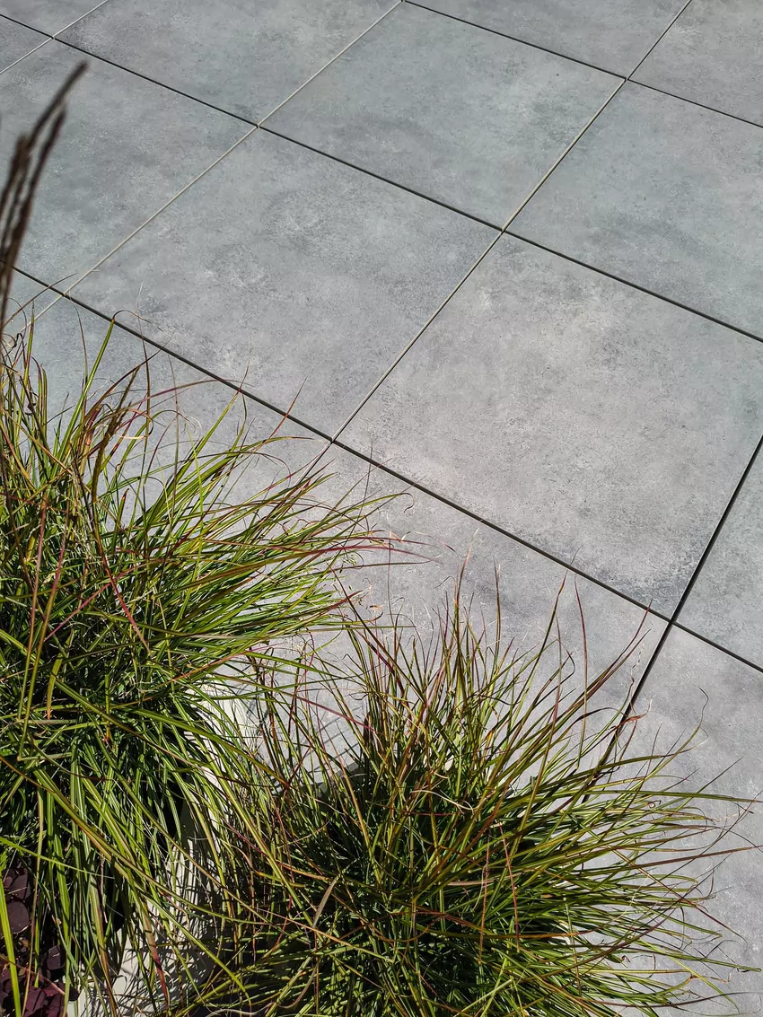 Taras wentylowany to system montażu, w którym płyty gresowe nie są trwale związane z podłożem, lecz opierają się na regulowanych wspornikach. System ten pozwala na łatwe przeprowadzenie instalacji w pustce pod płytami.