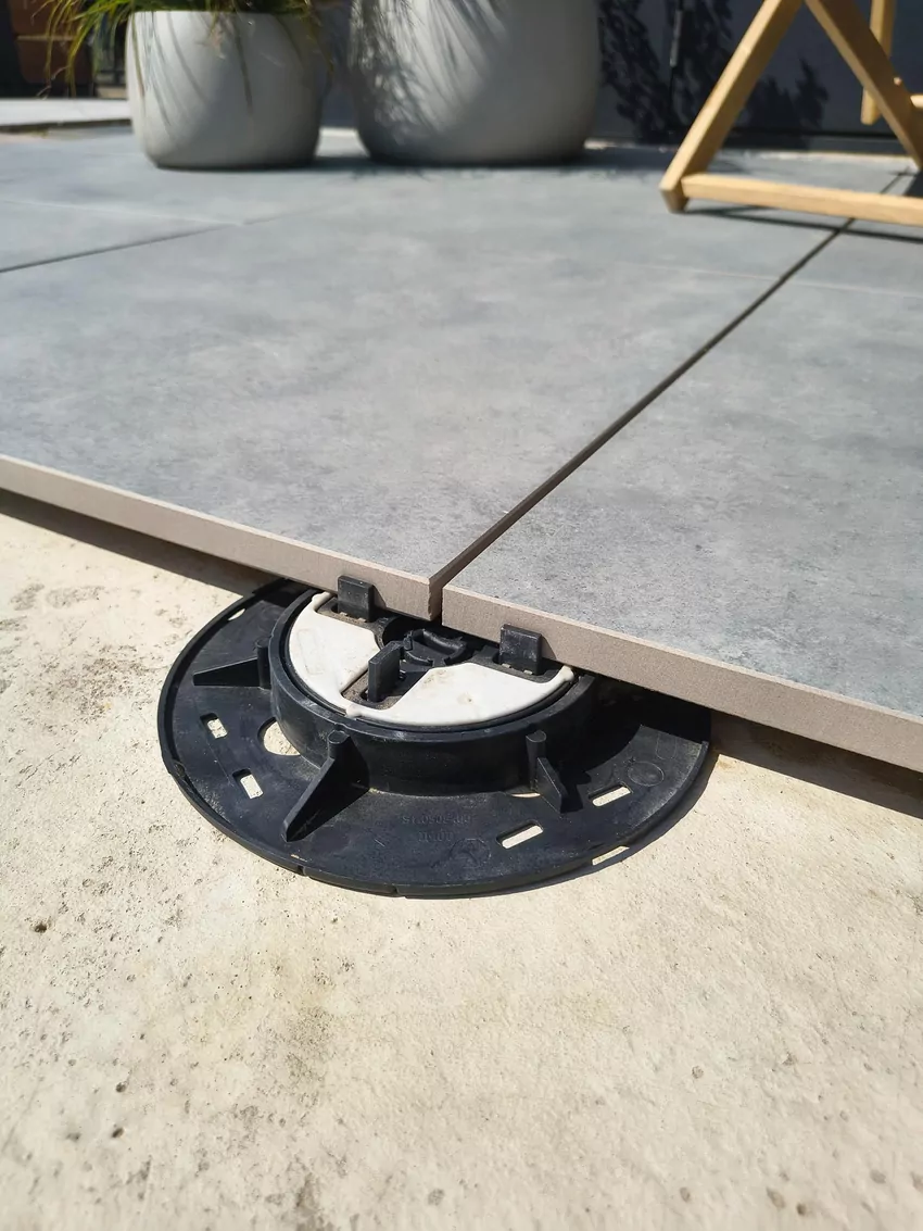 Taras wentylowany to system montażu, w którym płyty gresowe nie są trwale związane z podłożem, lecz opierają się na regulowanych wspornikach. System ten pozwala na łatwe przeprowadzenie instalacji w pustce pod płytami.