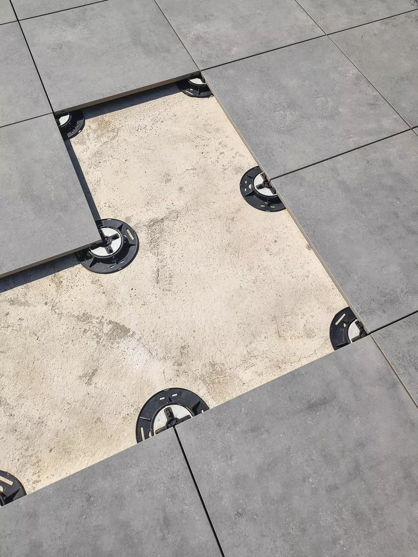 Taras wentylowany to system montażu, w którym płyty gresowe nie są trwale związane z podłożem, lecz opierają się na regulowanych wspornikach. System ten pozwala na łatwe przeprowadzenie instalacji w pustce pod płytami.