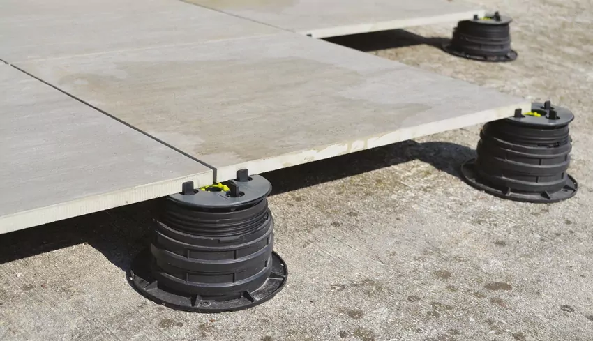 Taras wentylowany to system montażu, w którym płyty gresowe nie są trwale związane z podłożem, lecz opierają się na regulowanych wspornikach. System ten pozwala na łatwe przeprowadzenie instalacji w pustce pod płytami.