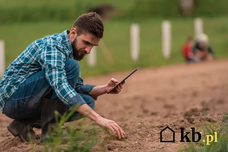Rolnik badający jakosć gleby na polu