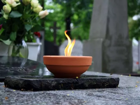 Cennik napisów na nagrobku - ile kosztuje wykucie liter?