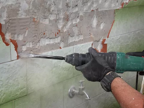 Ilustracja dla skuwanie płytek ściennych