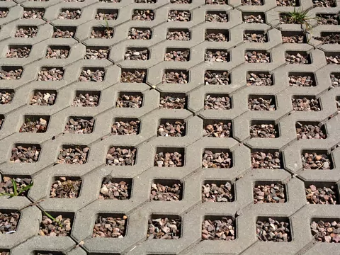 Ilustracja dla układanie płyt ażurowych