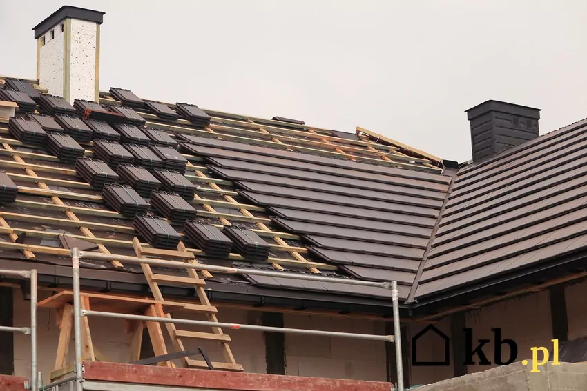 Cena ułożenia dachówek w różnych polskich miastach