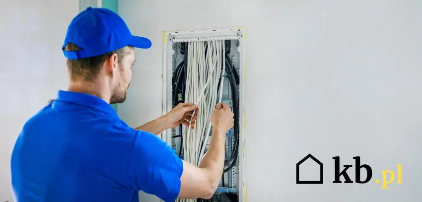 Układanie instalacji elektrycznej - aktulne cenniki Układanie instalacji elektrycznej przez elektryka - obecne ceny