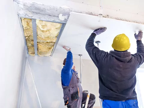 Ilustracja dla montaż sufitu podwieszanego na poddaszu