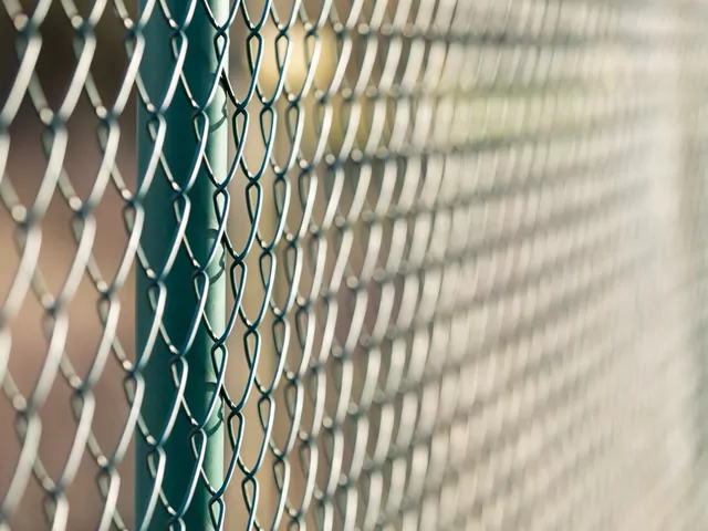 Ilustracja dla ogrodzenia z siatki z montażem