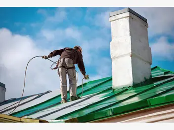 Fotografia ilustrująca cennik malowania dachu z blachy ocynkowanej 2024 w ponad 300 miastach