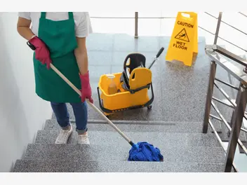 Fotografia ilustrująca cennik sprzątania klatek schodowych 2024 w ponad 300 miastach