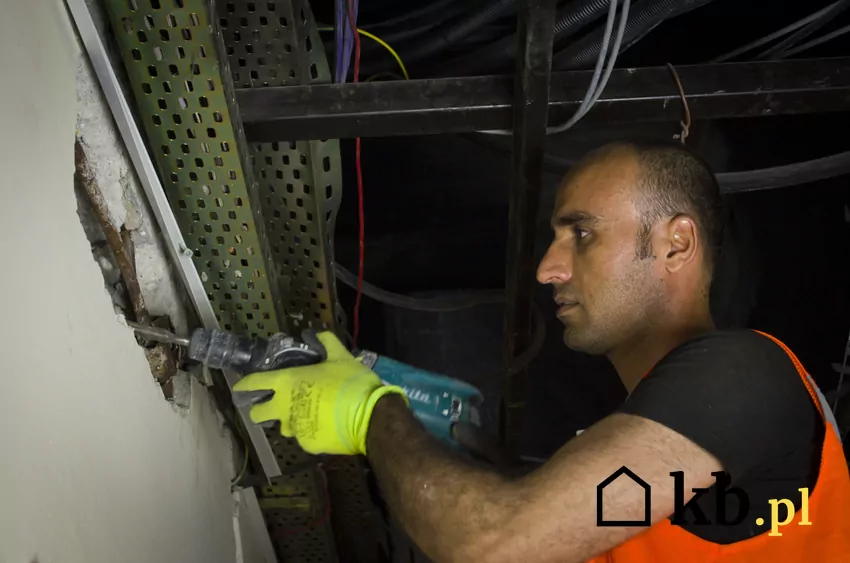 Cennik kucia bruzd w betonie 2025 w ponad 300 miastach Kucie bruzd w betonie - cennik