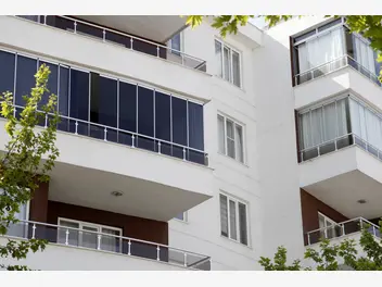 Fotografia ilustrująca cennik oszklenia balkonu 2024 w ponad 300 miastach