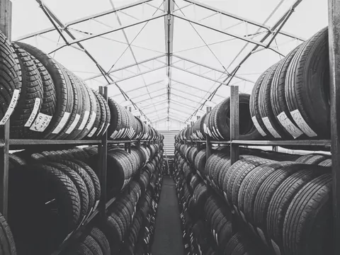 Ilustracja dla sezonowe przechowywanie opon