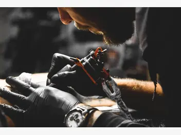 Fotografia ilustrująca ceny usuwania tatuaży w ponad 160 miastach w polsce