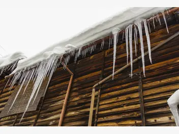Fotografia ilustrująca cena skuwania lodu z dachu w ponad 160 miastach w polsce