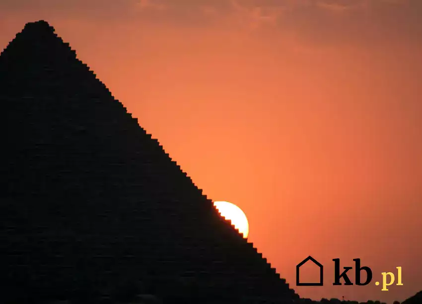 Piramida Cheopsa o zachodzie słońca