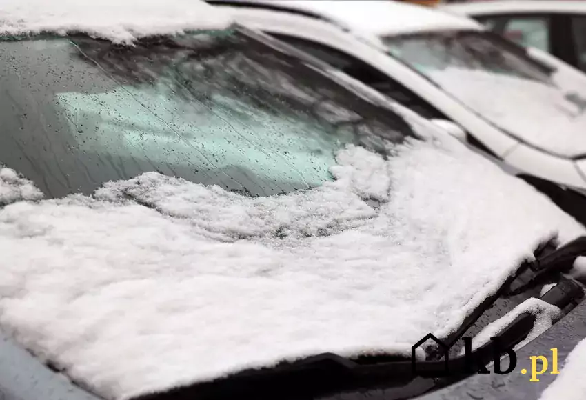 Zaśnieżony samochód w czasie zimy