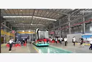 Ilustracja artykułu chiński elektryczny tramwaj bez szyn i motorniczego zadziwia świat. polacy mają odpowiedź?