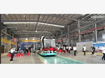 Ilustracja artykułu chiński elektryczny tramwaj bez szyn i motorniczego zadziwia świat. polacy mają odpowiedź?
