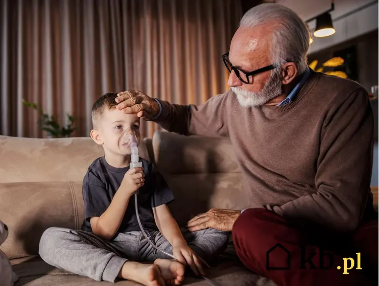 Dziadek opiekujący się chorym wnuczkiem, który ma inhalację