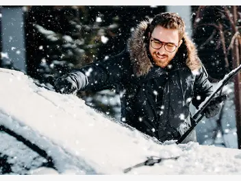 Ilustracja artykułu jak chronić auto zimą, nie mając garażu? sprawdź nasz poradnik