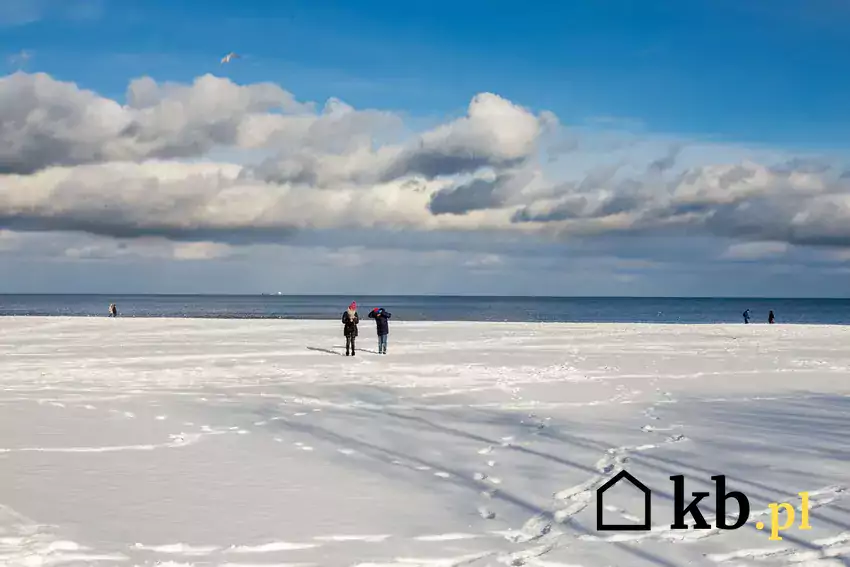 Zimowa plaża nad Bałtykiem