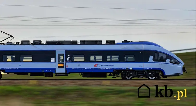 Jadący pociąg PKP Intercity, spółki, która planuje zakup 300 nowych wagonów