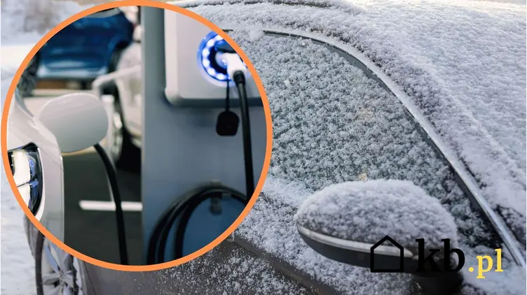 Zamarznięty samochód elektryczny podłączony do ładowania w czasie zimy i wydajność jego akumulatora