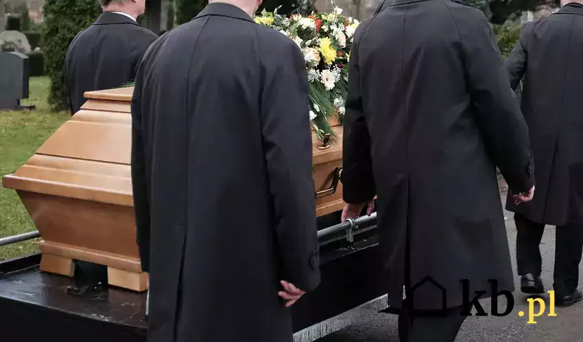Niesienie trumny na pogrzebie