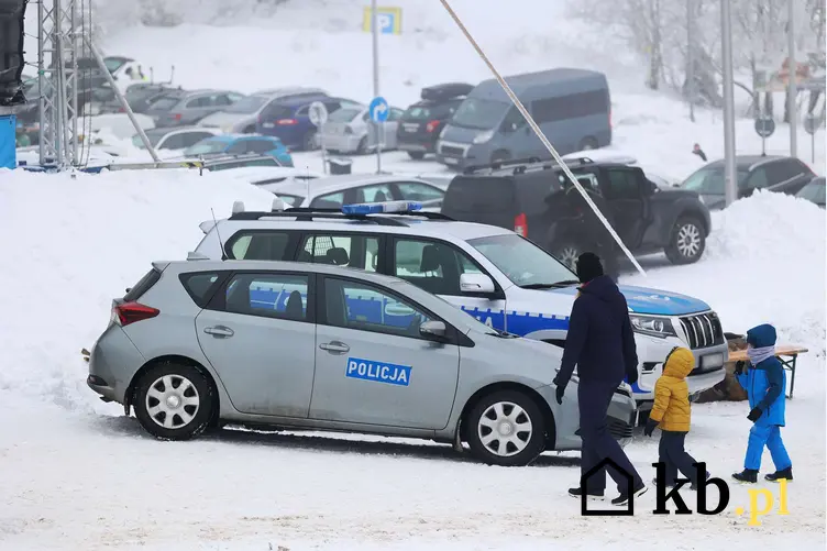 Radiowóz policji polskiej w górach na śniegu i we mgle. Policja zimą.