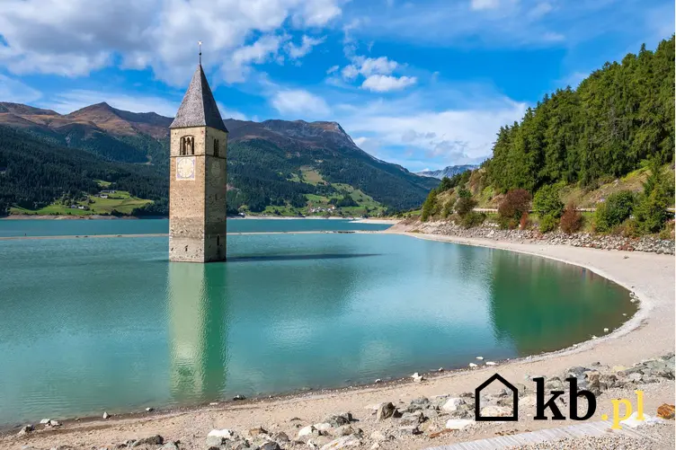 Pozostałości dzwonnicy kościoła z zalanej wioski Graun - Curon w Val Venosta w Południowym Tyrolu we Włoszech