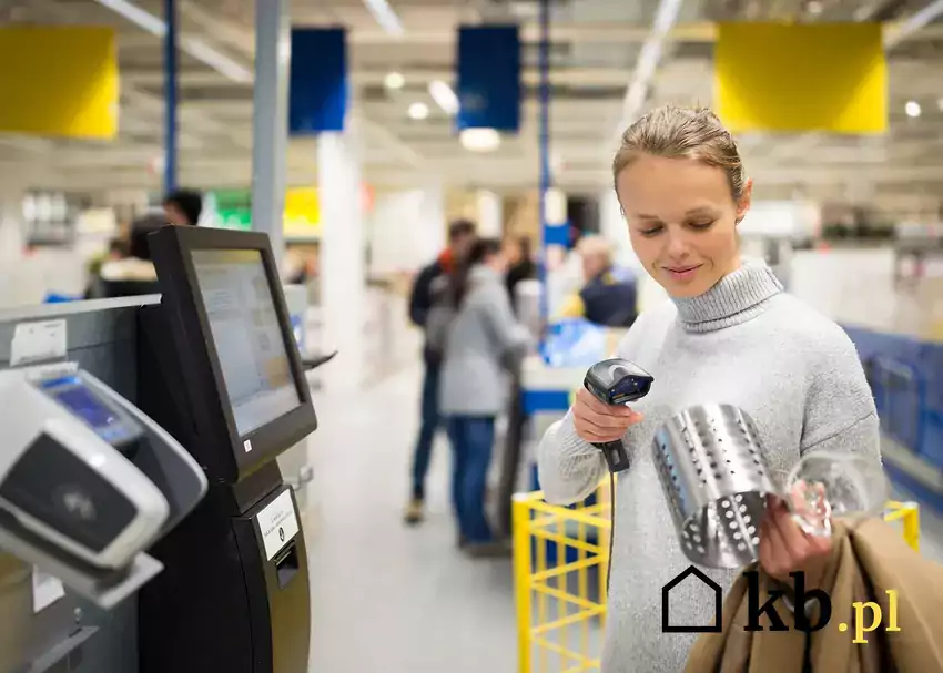 Kobieta płaci przy kasie IKEA