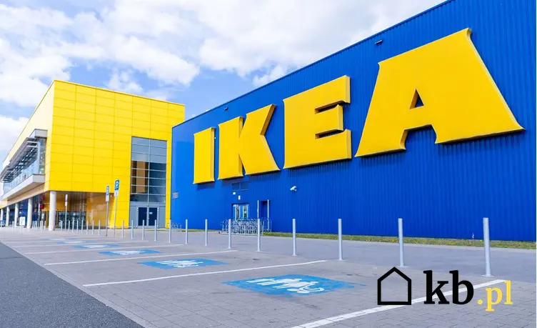 Sklep stacjonarny IKEA, znana sieć salonów meblowych wprowadza duże obniżki na tysiące produktów