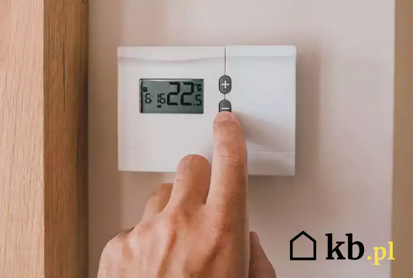Nowoczesny termostat w mieszkaniu.
