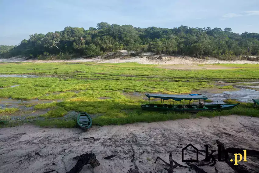 Utknęta łódź podczas suszy Amazonii