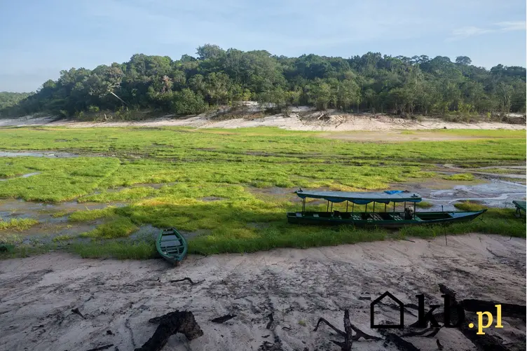 Łódź utknęła na wyschniętej rzece podczas skrajnej suszy w Amazonii