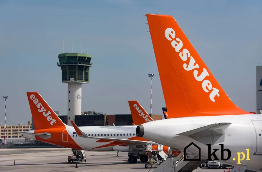 EasyJet na płycie lotniska