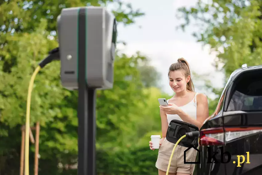 Auto elektryczne i stacja ładowania.