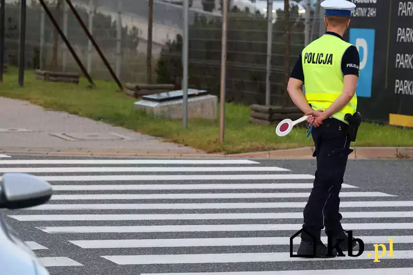 Policjant na przejściu dla pieszych