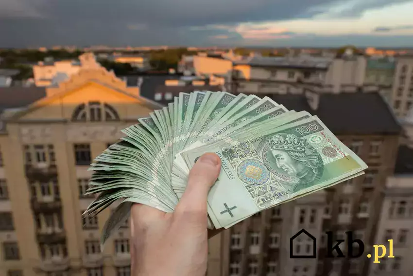 Plik banknotów w ręce