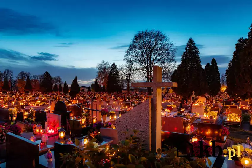 Widok cmentarza nocą