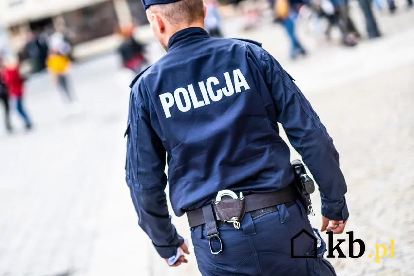 Policjant odwrócony plecami