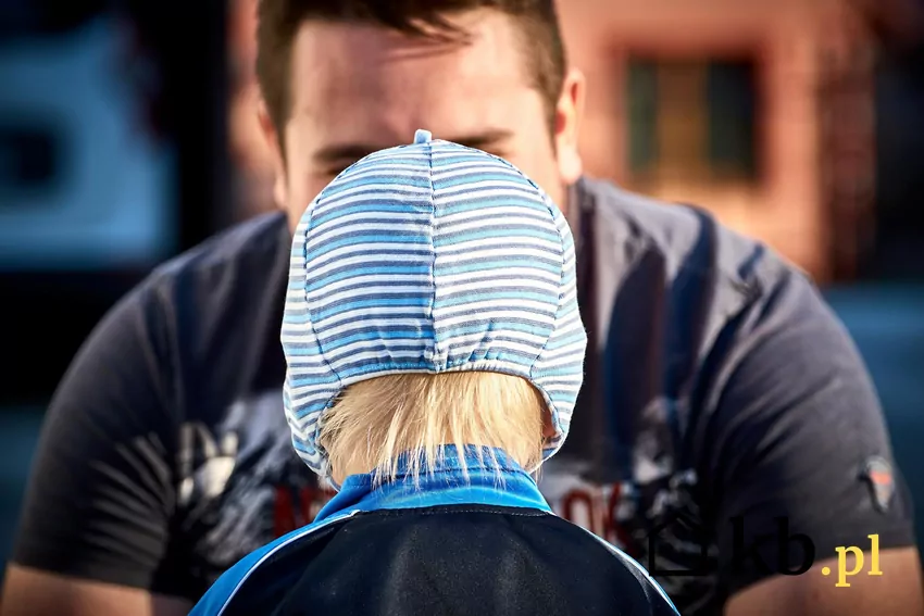 Alimenty czasem nie trafiają do potrzebujących Ojciec z dzieckiem