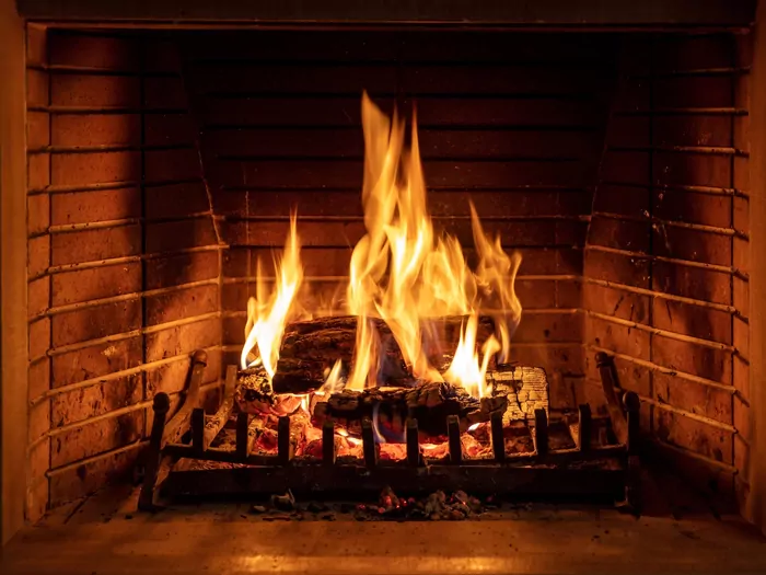 Palenie mokrym drewnem a efektywność