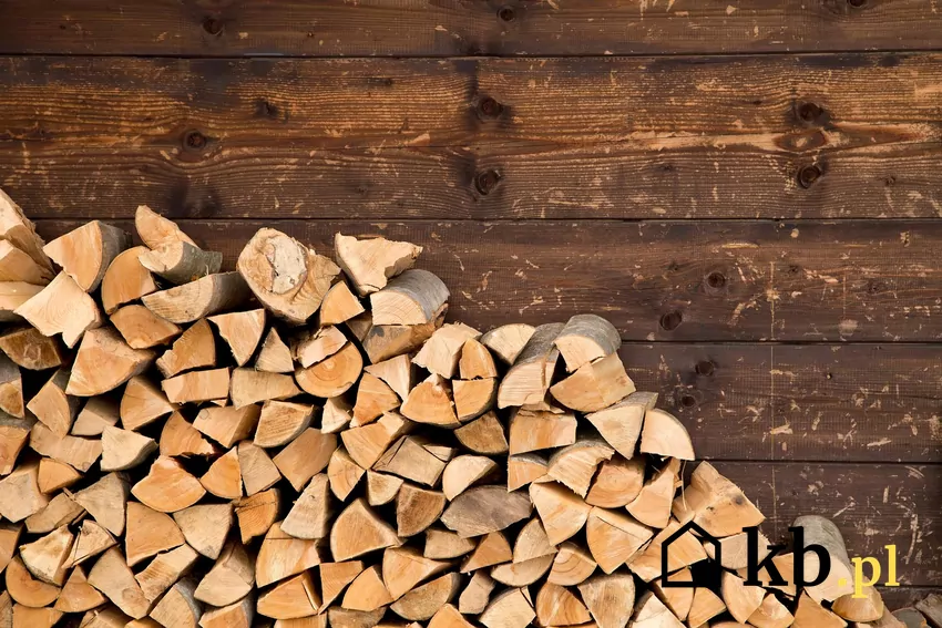 Drewno opałowe po dwóch latach sezonowania – gotowe do użytku Drewno opałowe sezonowane